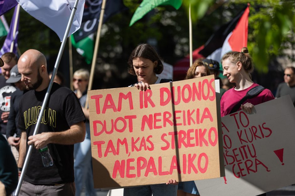 Profsąjungų atstovai surengė eitynes ir mitingą: „Atriškit rankas ginti savo teises“