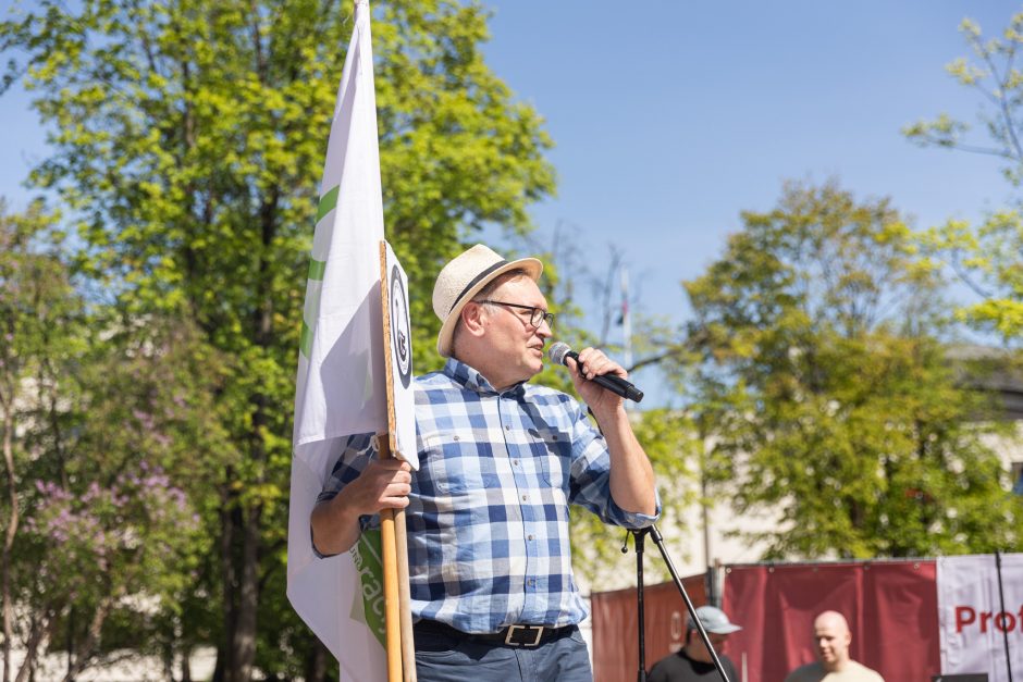 Profsąjungų atstovai surengė eitynes ir mitingą: „Atriškit rankas ginti savo teises“