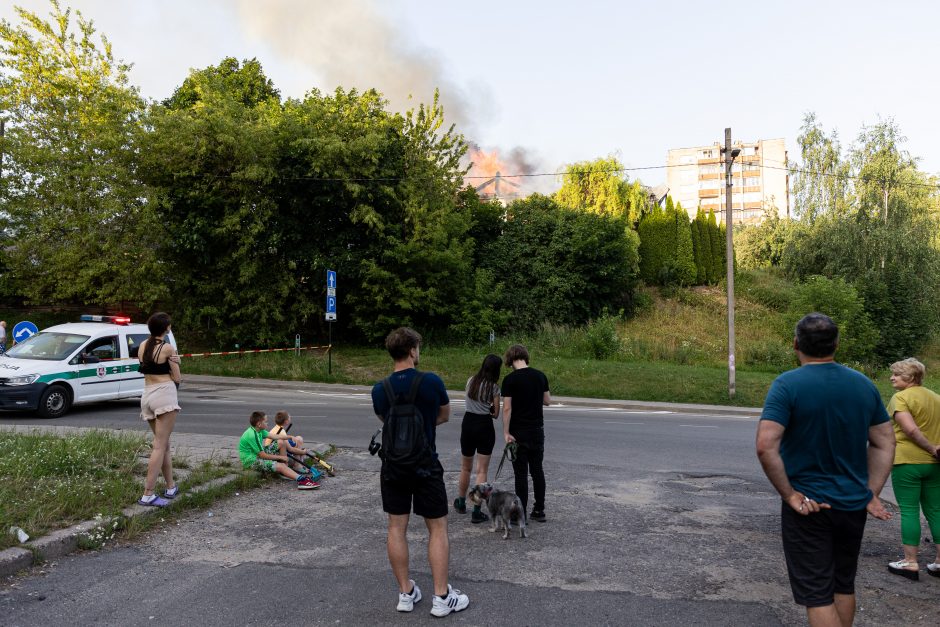 Sostinės Panevėžio gatvėje užsiliepsnojo namas