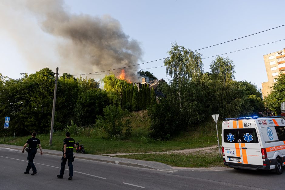 Sostinės Panevėžio gatvėje užsiliepsnojo namas