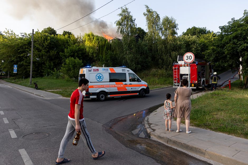 Sostinės Panevėžio gatvėje užsiliepsnojo namas