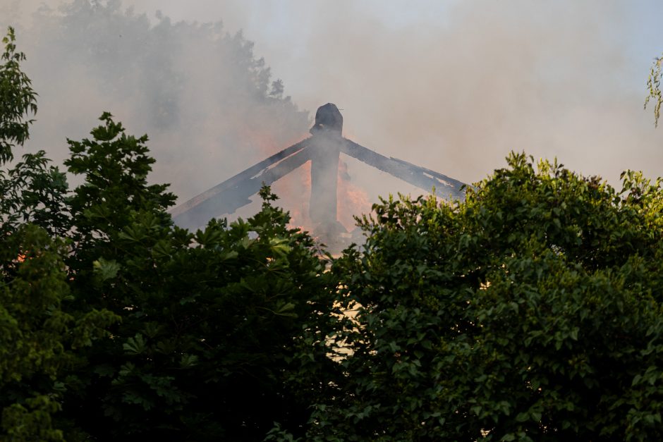 Sostinės Panevėžio gatvėje užsiliepsnojo namas