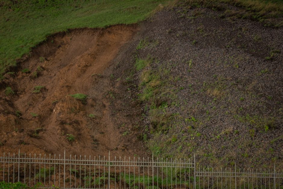 Gedimino kalne po liūties fiksuota nuošliauža šalinama: toliau nesiplėtė, grėsmės nebuvo