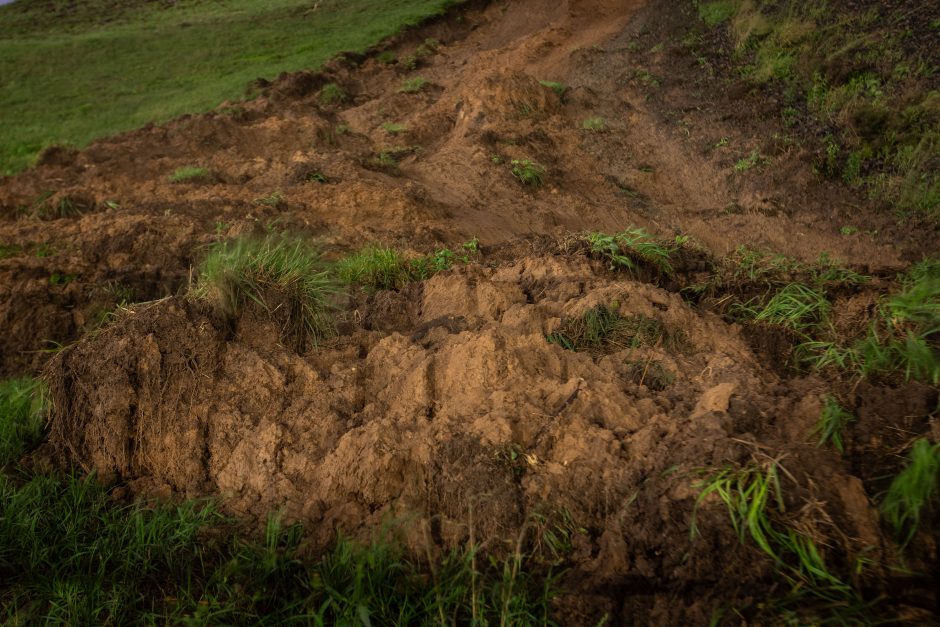 Gedimino kalne po liūties fiksuota nuošliauža šalinama: toliau nesiplėtė, grėsmės nebuvo