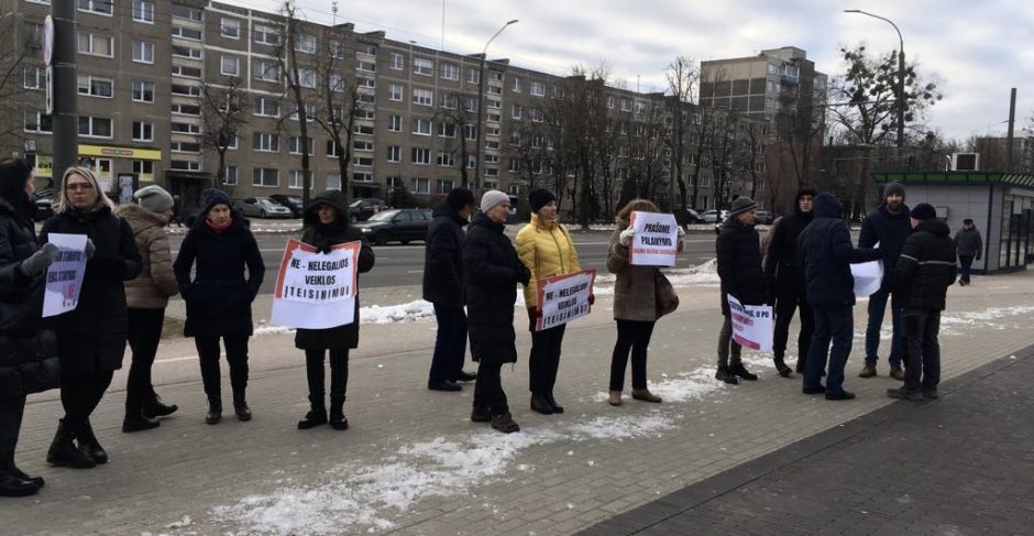 Domeikavos bendruomenė protestuoja dėl pusiaukelės namų