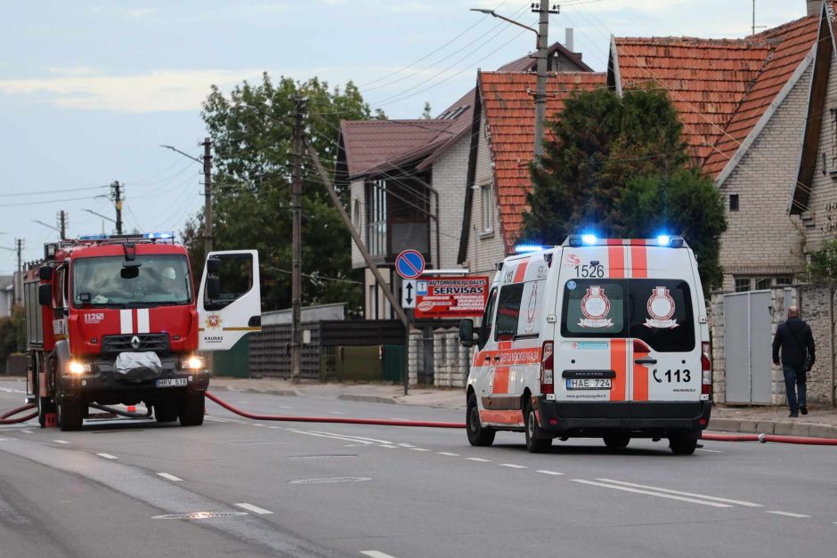 Trečiadienio pavakarę ugniagesiai užgulė Vilijampolę: po įvykio ant tilto netoliese kilo ir gaisras