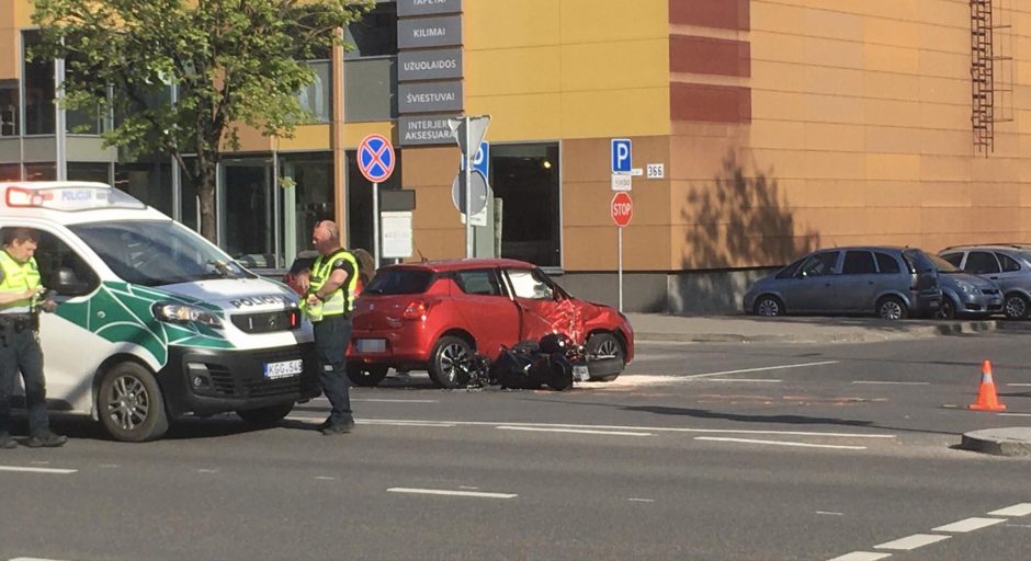 Savanorių pr. nublokštas motociklininkas: prireikė skubios medikų pagalbos