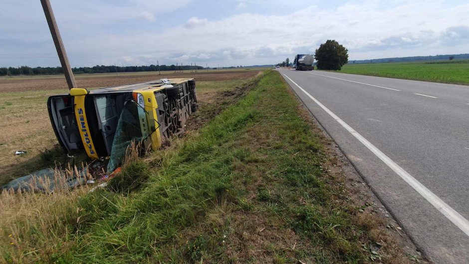 Nelaimė Šakių rajone: apvirtus keleiviniam autobusui nukentėjo 26 žmonės, dviejų būklė – sunki