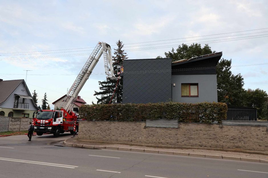 Trečiadienio pavakarę ugniagesiai užgulė Vilijampolę: po įvykio ant tilto netoliese kilo ir gaisras