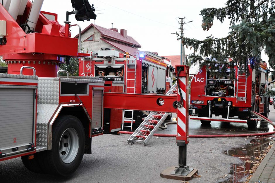 Trečiadienio pavakarę ugniagesiai užgulė Vilijampolę: po įvykio ant tilto netoliese kilo ir gaisras