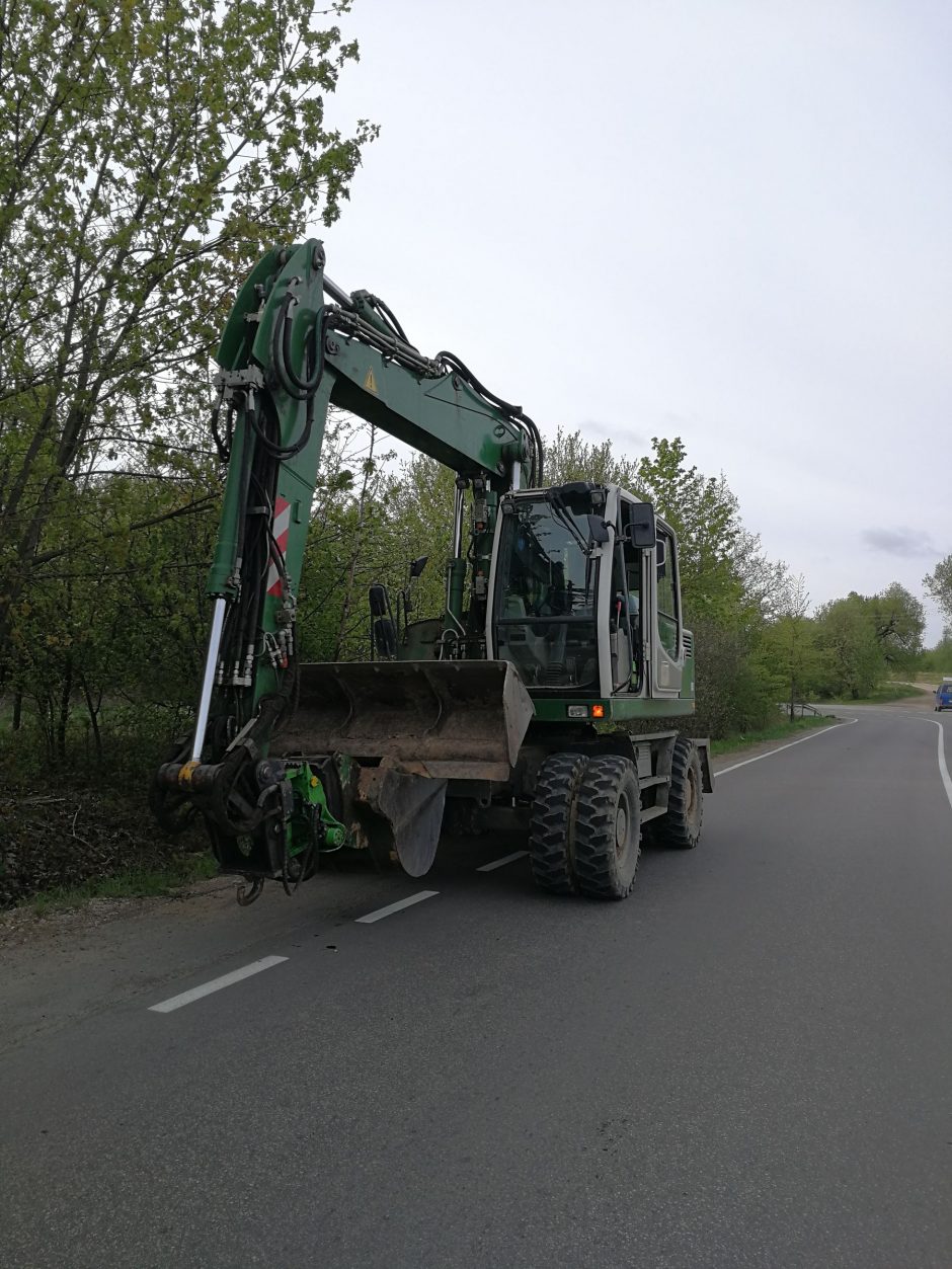 Reido metu pareigūnams įkliuvo girtas ekskavatoriaus vairuotojas