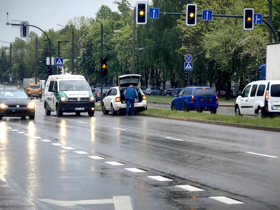 Lietingas pirmadienio rytas pažėrė avarijų