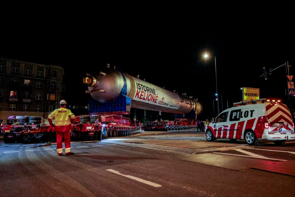 „Orlen Lietuva“: įklimpęs milžiniškas krovinys pratęsė kelionę