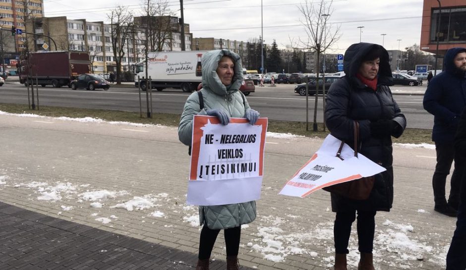 Domeikavos bendruomenė protestuoja dėl pusiaukelės namų