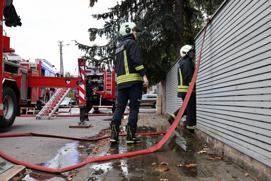 Trečiadienio pavakarę ugniagesiai užgulė Vilijampolę: po įvykio ant tilto netoliese kilo ir gaisras