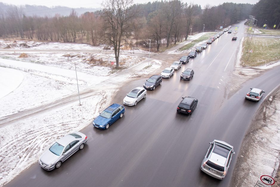 Prie COVID-19 mobilaus punkto – vėl milžiniška eilė: prašo atvykti savo laiku