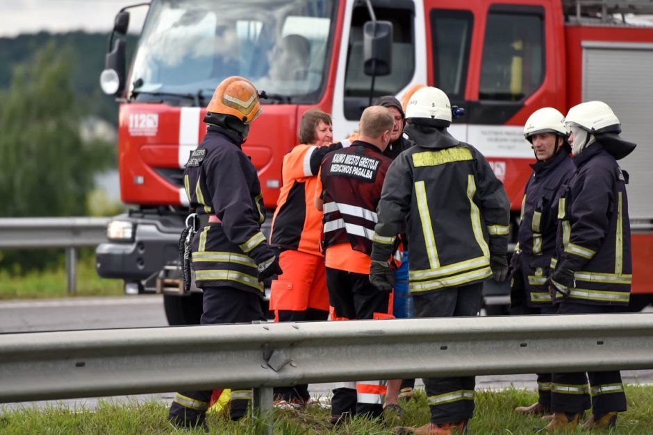 Eismo įvykis Alytaus rajone: medikų prireikė prispaustam žmogui