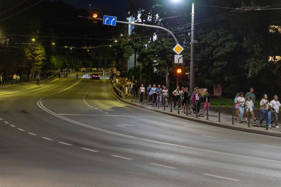 Po E. Sheerano koncerto minia žmonių užgulė miesto centrą