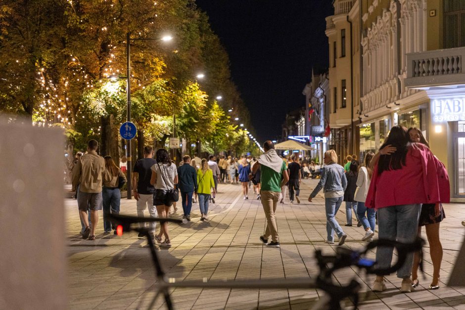 Po E. Sheerano koncerto minia žmonių užgulė miesto centrą