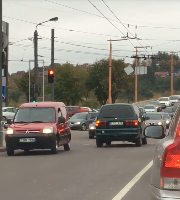 Kaune vairuotojas nusprendė važiuoti prieš eismą