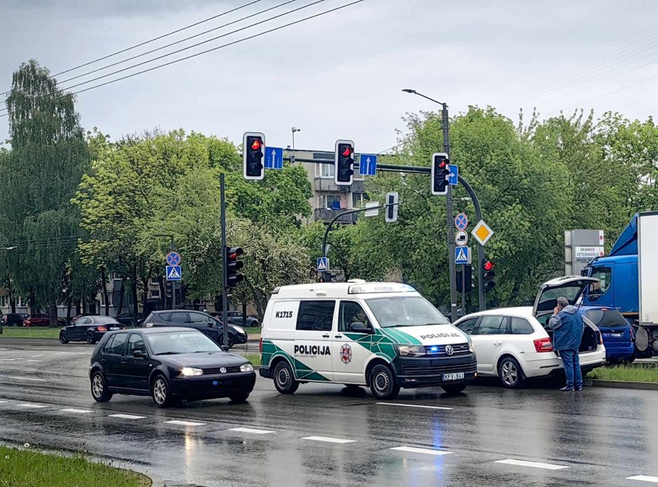 Lietingas pirmadienio rytas pažėrė avarijų