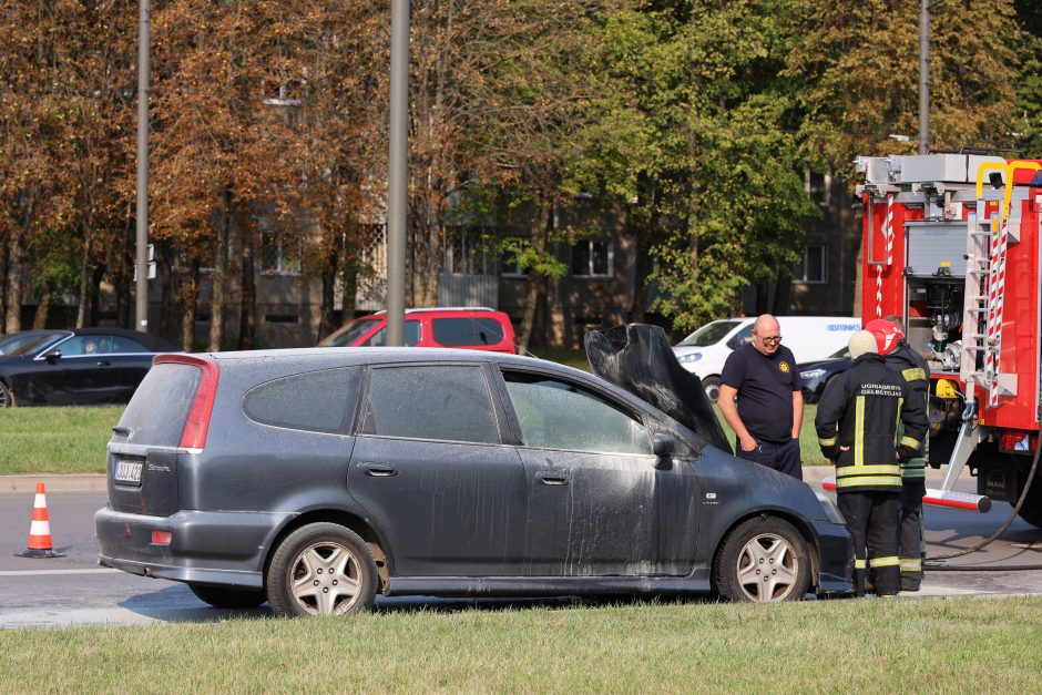 Gaisras Taikos prospekte: degalinės prieigose užsidegė šeimos automobilis