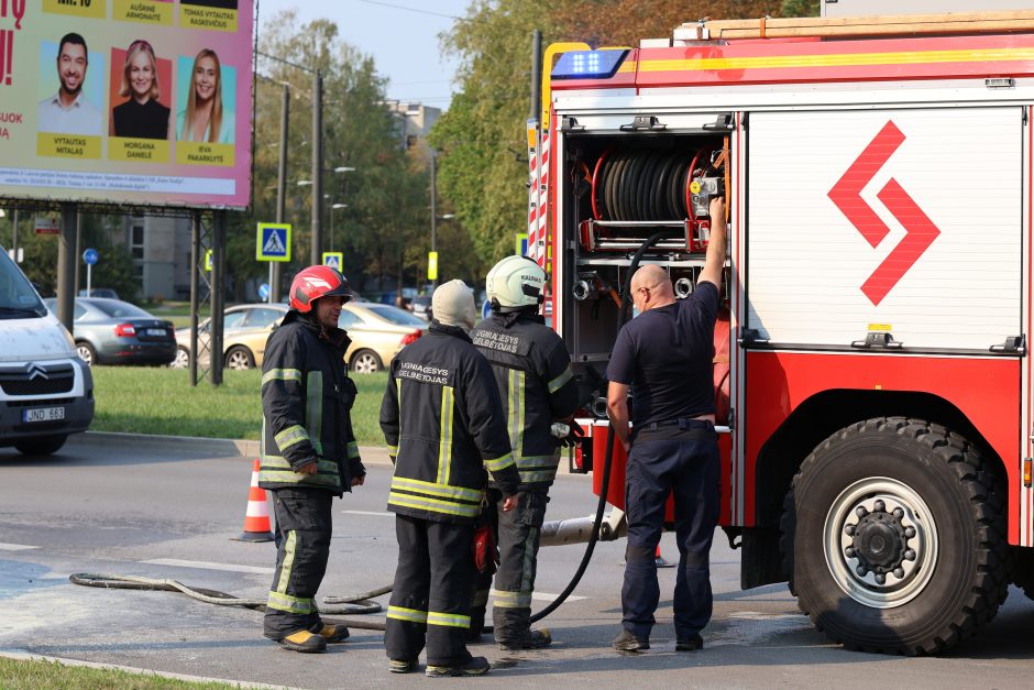 Gaisras Taikos prospekte: degalinės prieigose užsidegė šeimos automobilis