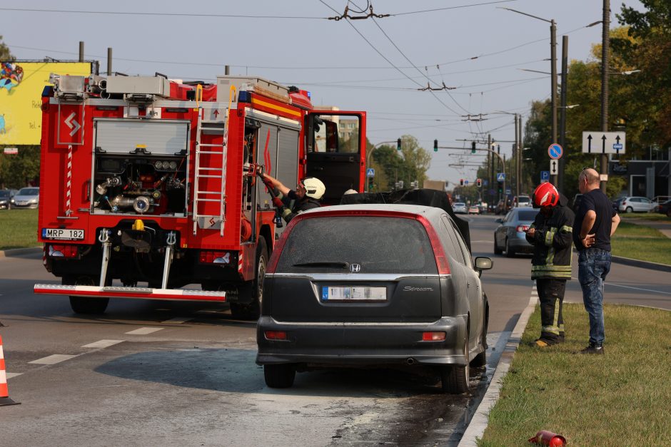 Gaisras Taikos prospekte: degalinės prieigose užsidegė šeimos automobilis