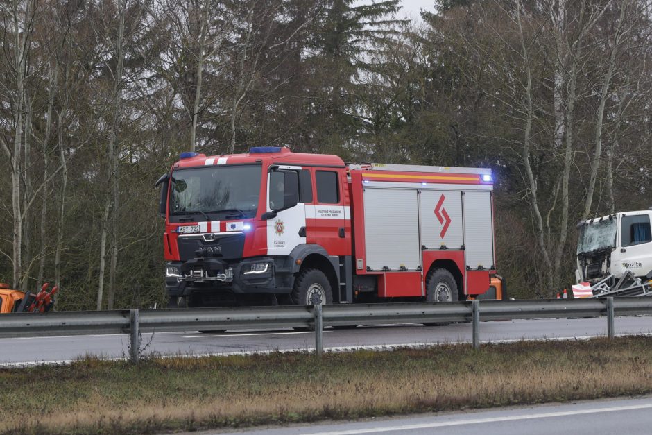 Ties Sitkūnais dujas vežęs vilkikas rėžėsi į kelininkų brigadą 