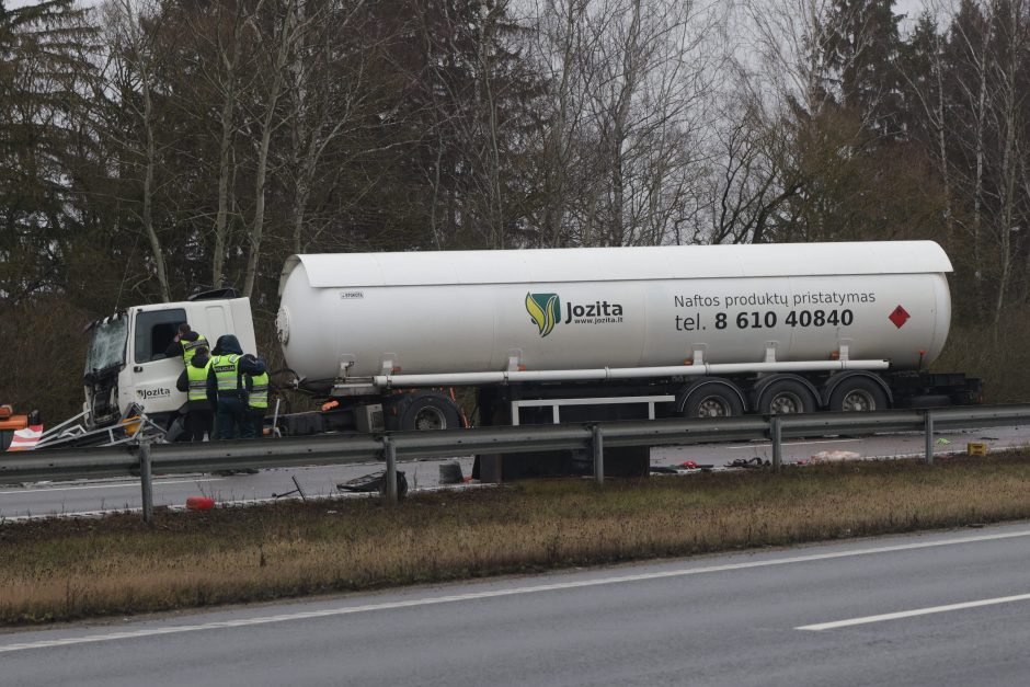 Ties Sitkūnais dujas vežęs vilkikas rėžėsi į kelininkų brigadą 