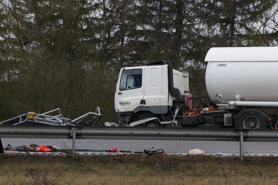 Ties Sitkūnais dujas vežęs vilkikas rėžėsi į kelininkų brigadą 