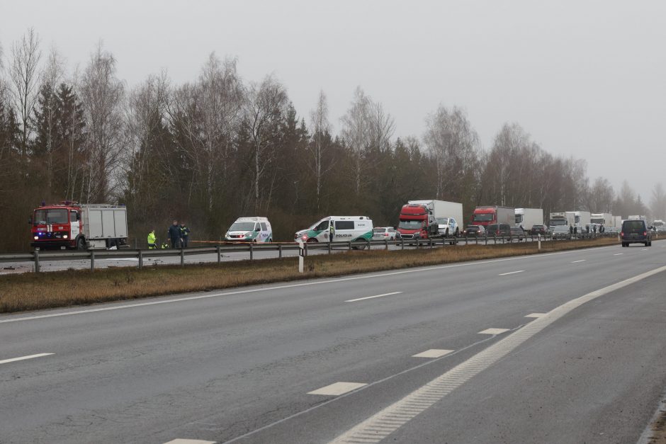 Ties Sitkūnais dujas vežęs vilkikas rėžėsi į kelininkų brigadą 