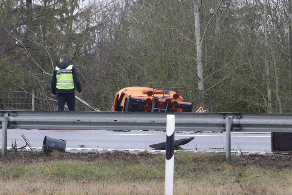 Ties Sitkūnais dujas vežęs vilkikas rėžėsi į kelininkų brigadą 