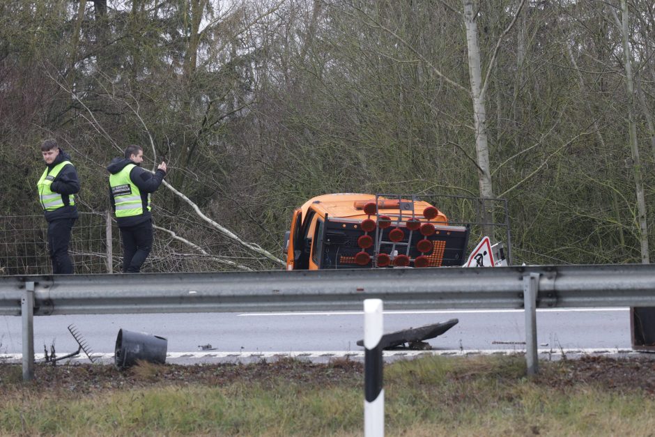 Ties Sitkūnais dujas vežęs vilkikas rėžėsi į kelininkų brigadą 