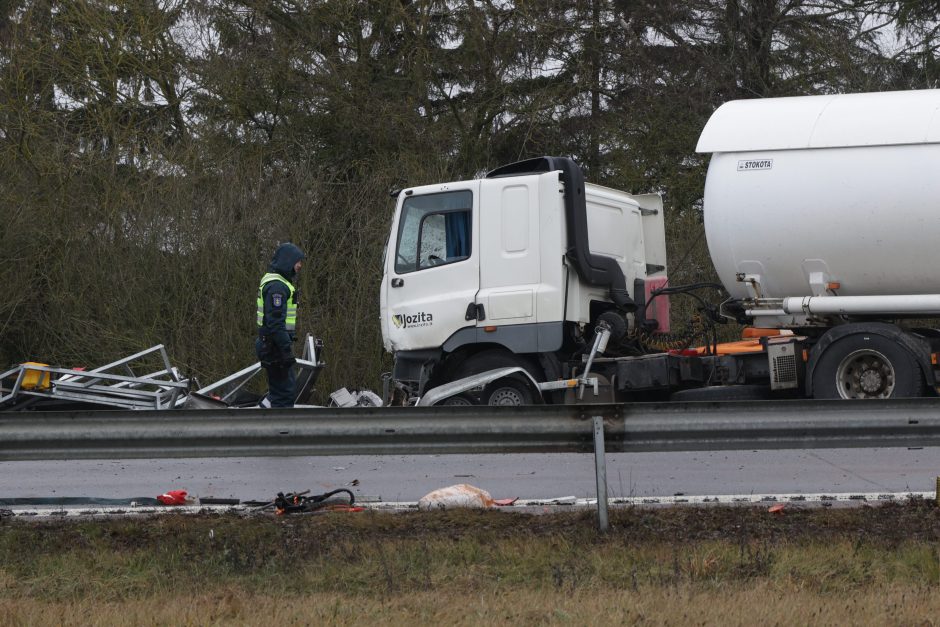 Ties Sitkūnais dujas vežęs vilkikas rėžėsi į kelininkų brigadą 