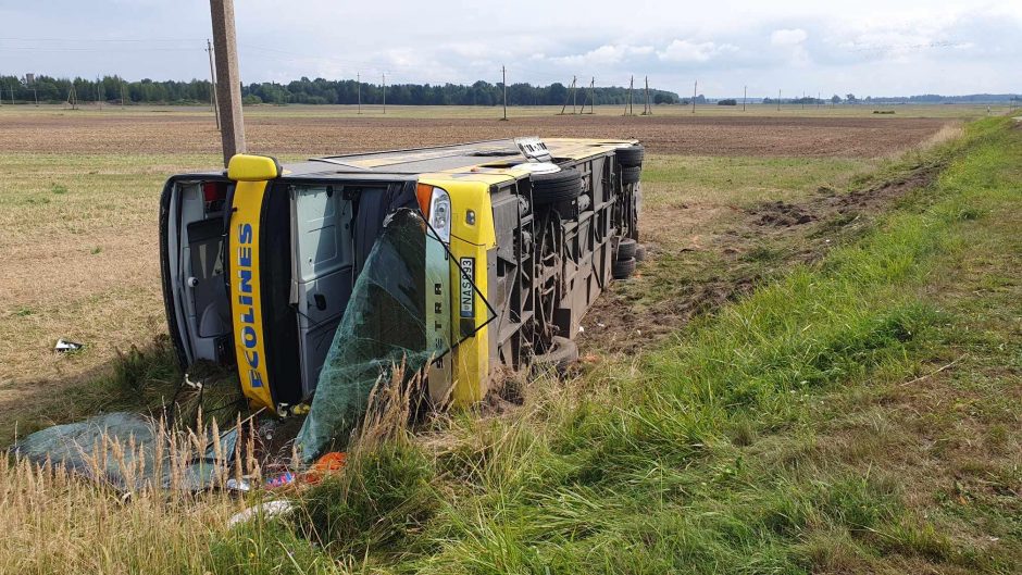 Nelaimė Šakių rajone: apvirtus keleiviniam autobusui nukentėjo 26 žmonės, dviejų būklė – sunki