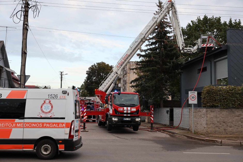 Trečiadienio pavakarę ugniagesiai užgulė Vilijampolę: po įvykio ant tilto netoliese kilo ir gaisras