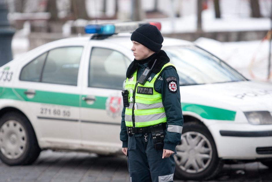 Neleistinoje vietoje gatvę perėjęs 71-erių vyras sužalojo jį sulaikiusią policininkę