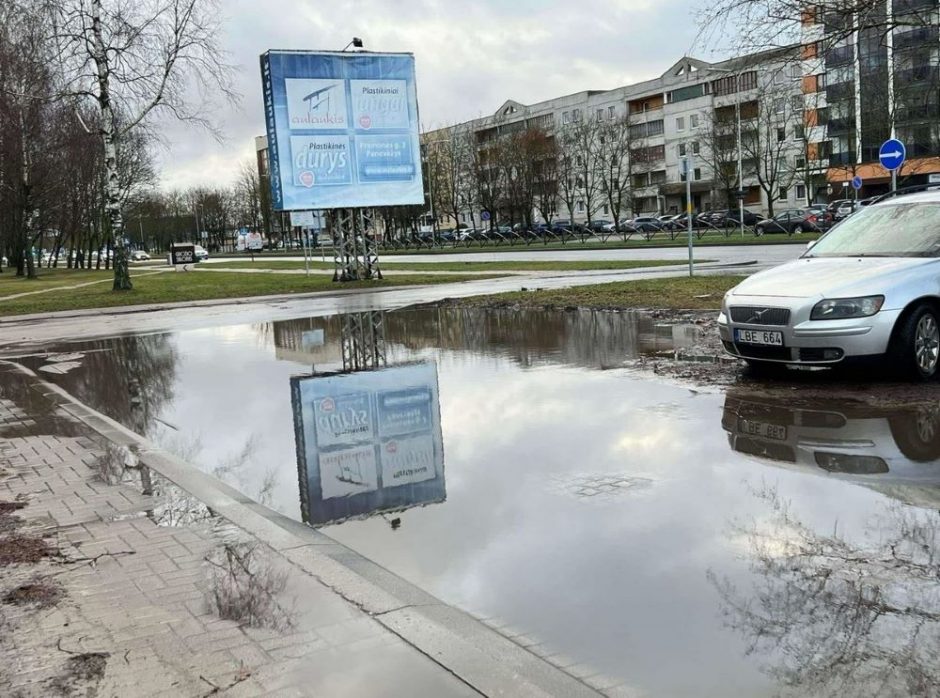 Aikštelė – neįveikiama kliūtis: vairuotojai skęsta duobėse   