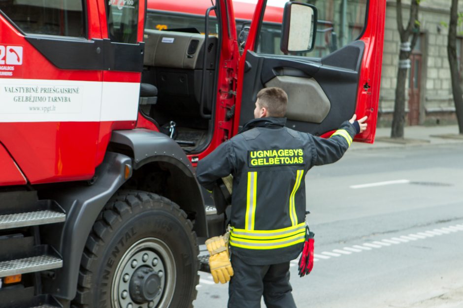 Į miesto centrą sulėkė ugniagesiai: buvo pranešta apie gaisrą grožio salone