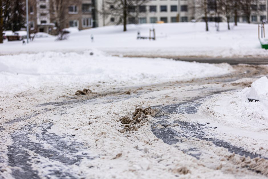 Kelininkai atkerta kritikams: esant tokioms sąlygoms įprasti kelių valymo terminai negalioja