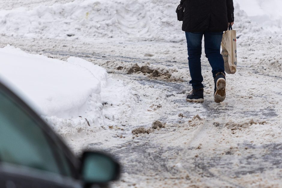 Kelininkai atkerta kritikams: esant tokioms sąlygoms įprasti kelių valymo terminai negalioja