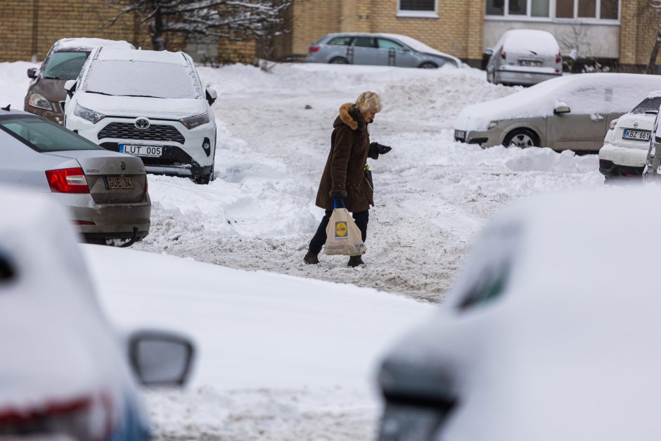 Kelininkai atkerta kritikams: esant tokioms sąlygoms įprasti kelių valymo terminai negalioja