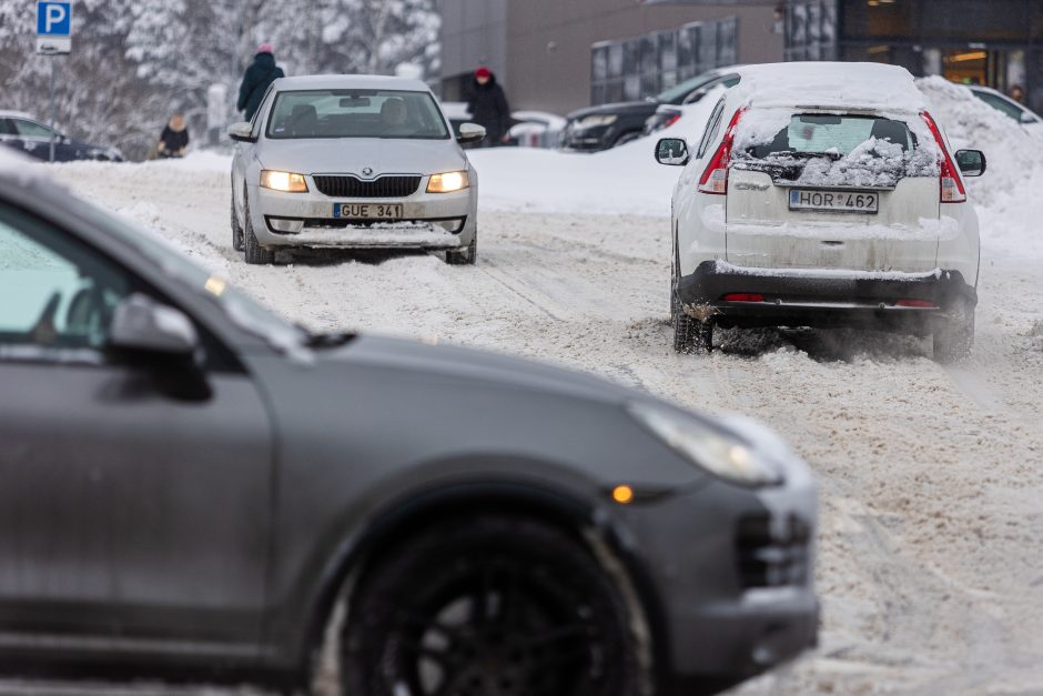 Kelininkai atkerta kritikams: esant tokioms sąlygoms įprasti kelių valymo terminai negalioja