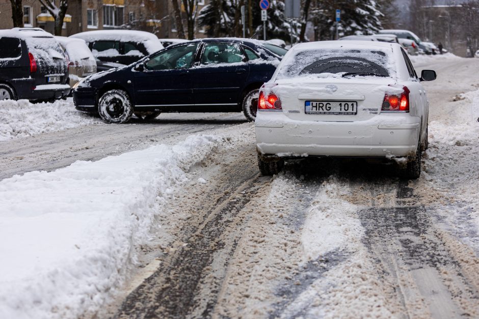 Kelininkai atkerta kritikams: esant tokioms sąlygoms įprasti kelių valymo terminai negalioja