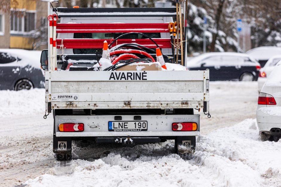 Kelininkai atkerta kritikams: esant tokioms sąlygoms įprasti kelių valymo terminai negalioja