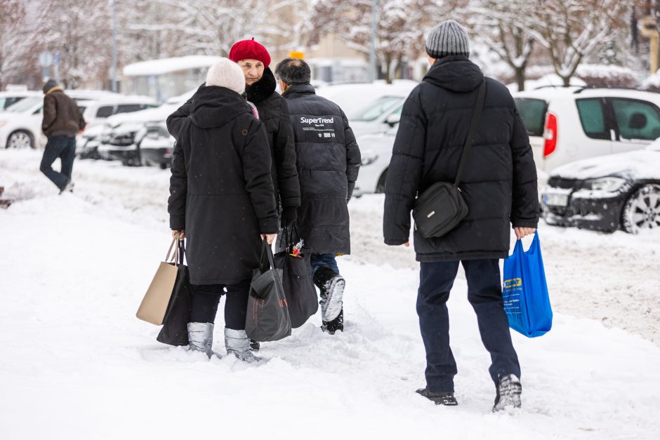 Kelininkai atkerta kritikams: esant tokioms sąlygoms įprasti kelių valymo terminai negalioja