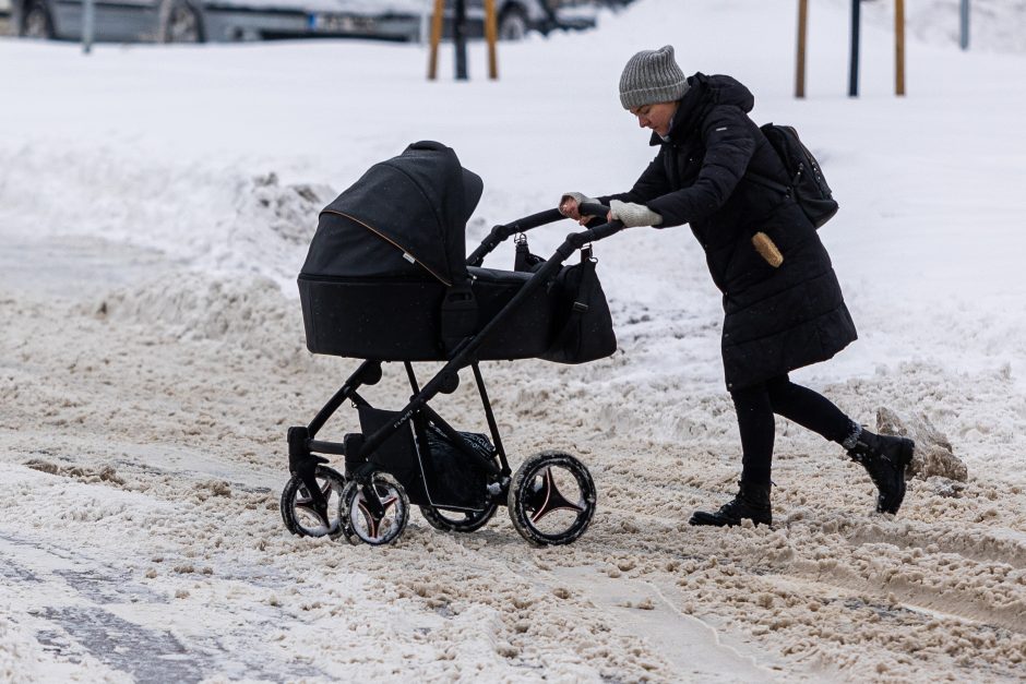 Kelininkai atkerta kritikams: esant tokioms sąlygoms įprasti kelių valymo terminai negalioja