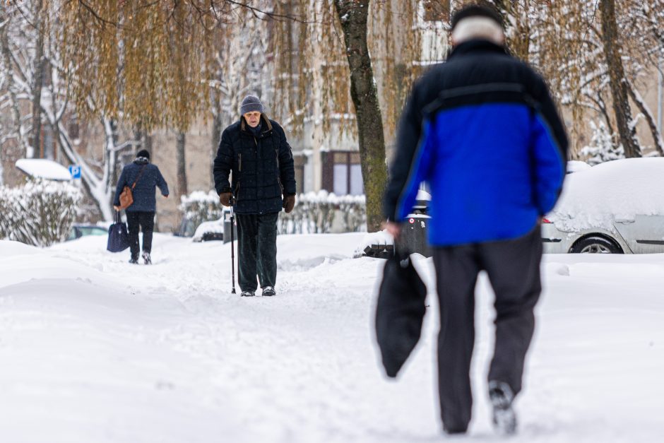 Kelininkai atkerta kritikams: esant tokioms sąlygoms įprasti kelių valymo terminai negalioja