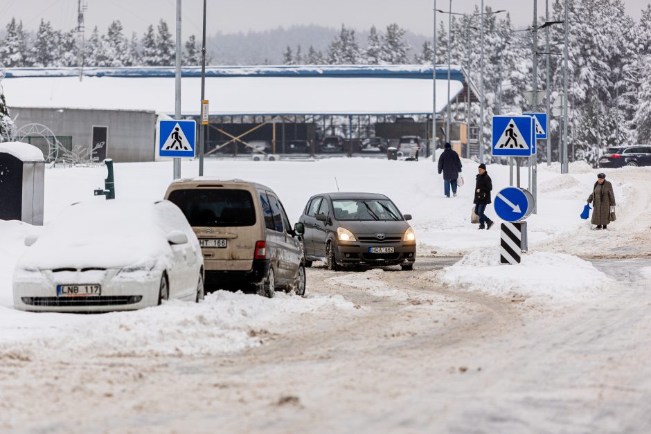 Kelininkai atkerta kritikams: esant tokioms sąlygoms įprasti kelių valymo terminai negalioja